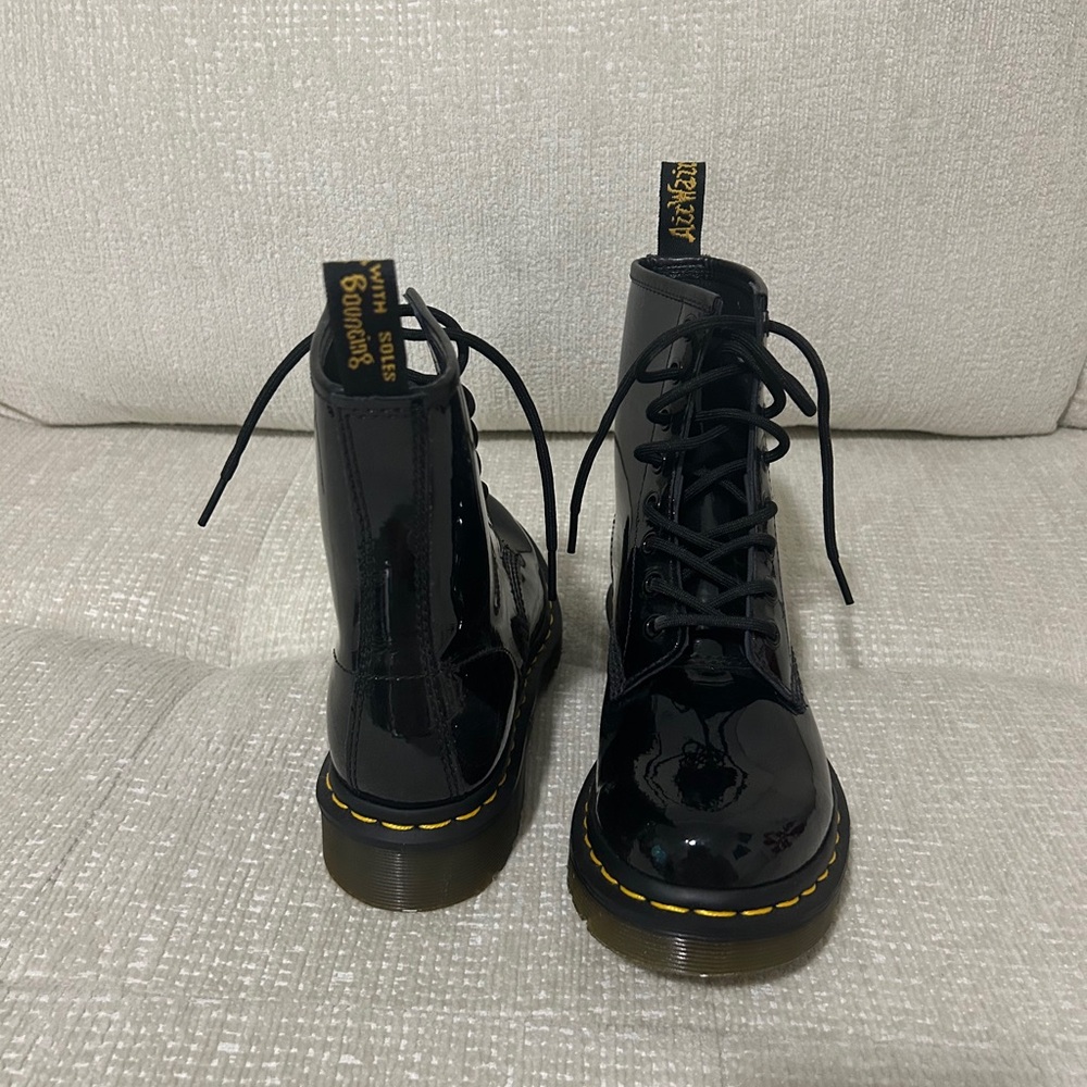 Dr. Martens 1460 WOMEN'S PATENT LEATHER LACE UP BOOTS Size 6 in Black - Picture 2 of 4